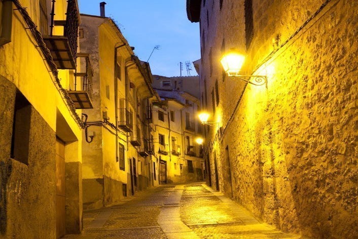 Passeando por Cuenca ao anoitecer