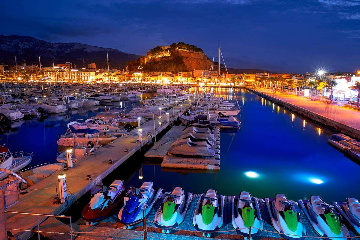 Paseo en catamarán al atardecer por Denia