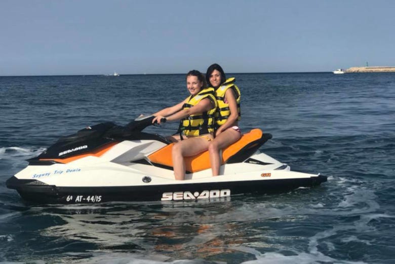 Due ragazze in moto d'acqua