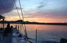 Paseo en catamarán al atardecer