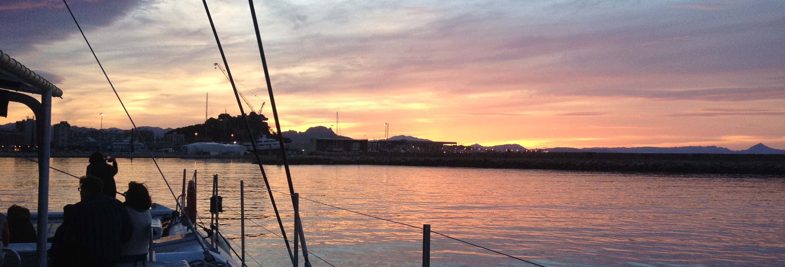Paseo en catamarán al atardecer desde Denia