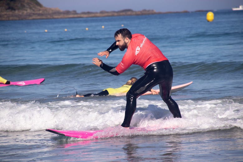 Practicando surf en La Lanzada