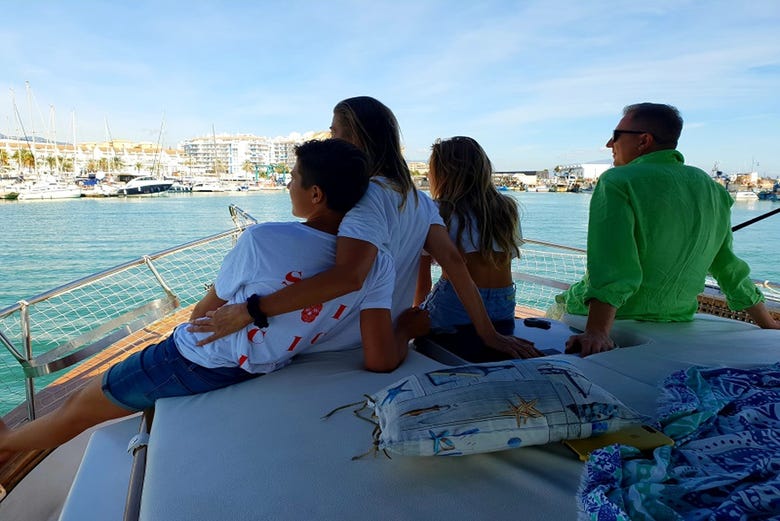 Una famiglia mentre si gode il giro in barca