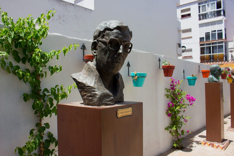 Bustos de bronce en el paseo de los poetas andaluces