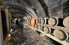 Visita às adegas subterrâneas de Fermoselle