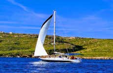 Menorca de veleiro saindo de Fornells, tour de dia completo