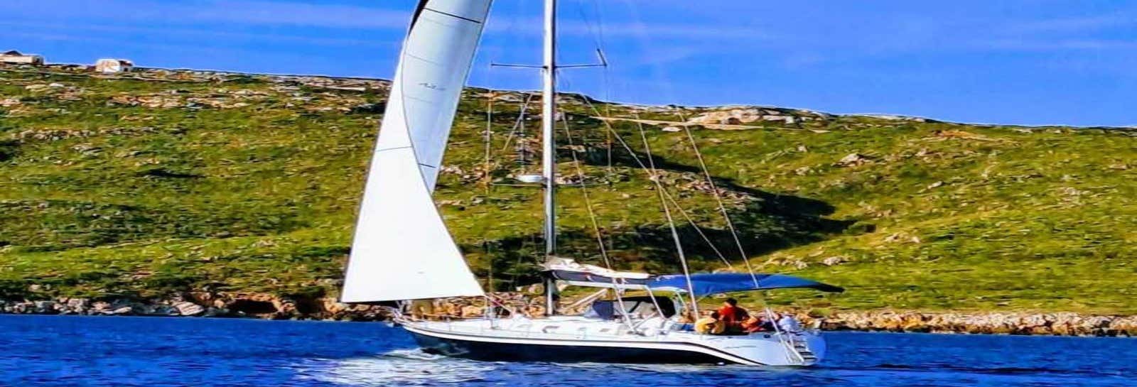 Menorca de veleiro saindo de Fornells, tour de dia completo