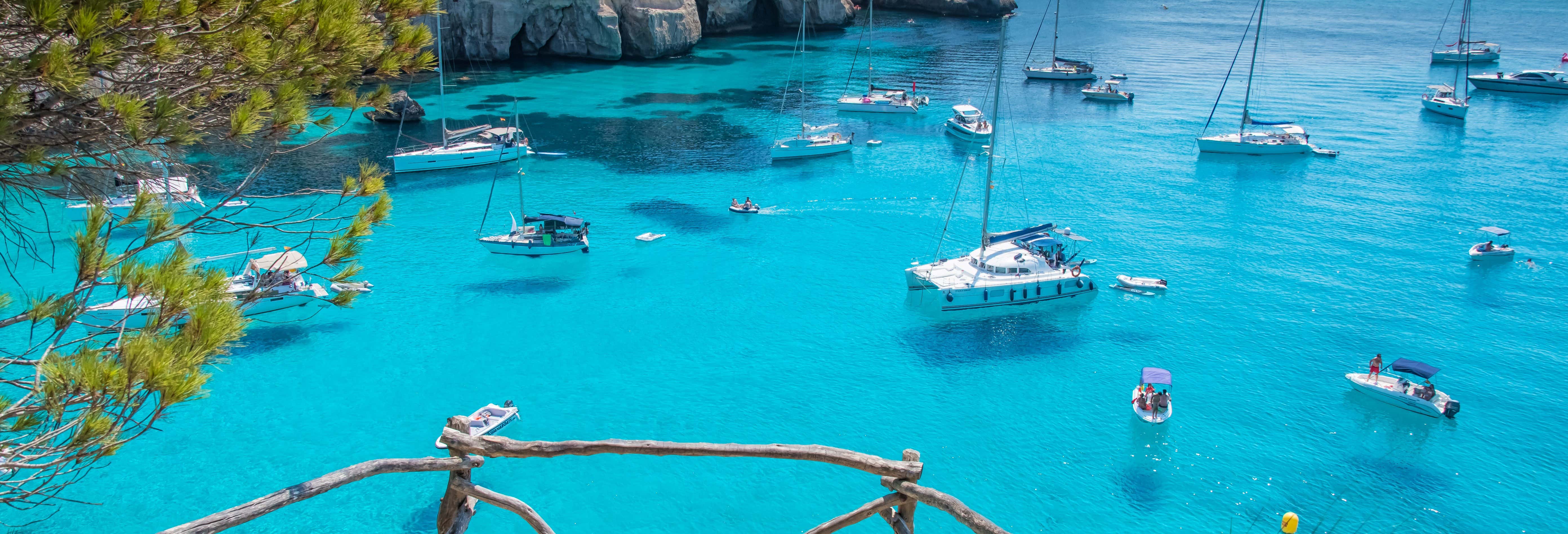 Passeio de catamarã pelo norte de Menorca saindo de Fornells