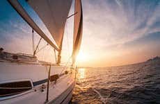 Paseo en velero al atardecer desde Fornells