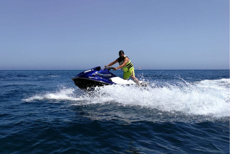 Navegando en moto de agua