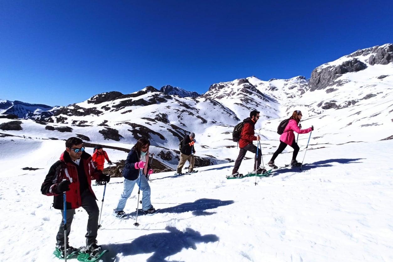 Paseo con raquetas de nieve por los Picos de Europa