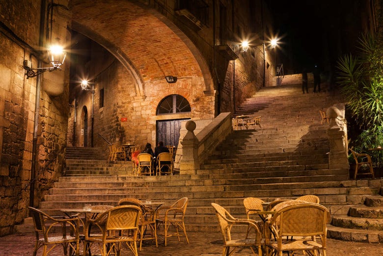 Centro histórico de Girona de noite