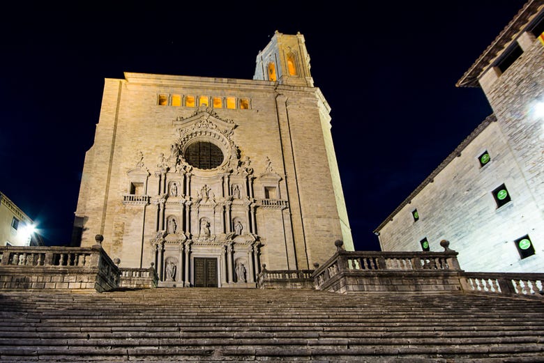 Admirando la catedral de Gerona al caer la noche