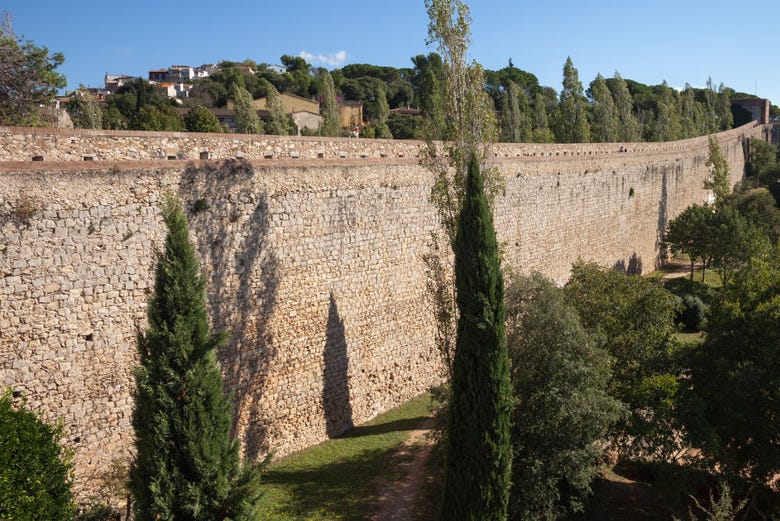 Walking along the ancient wall of Girona