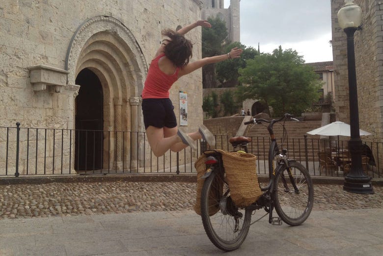 Chica saltando desde la bicicleta en Gerona