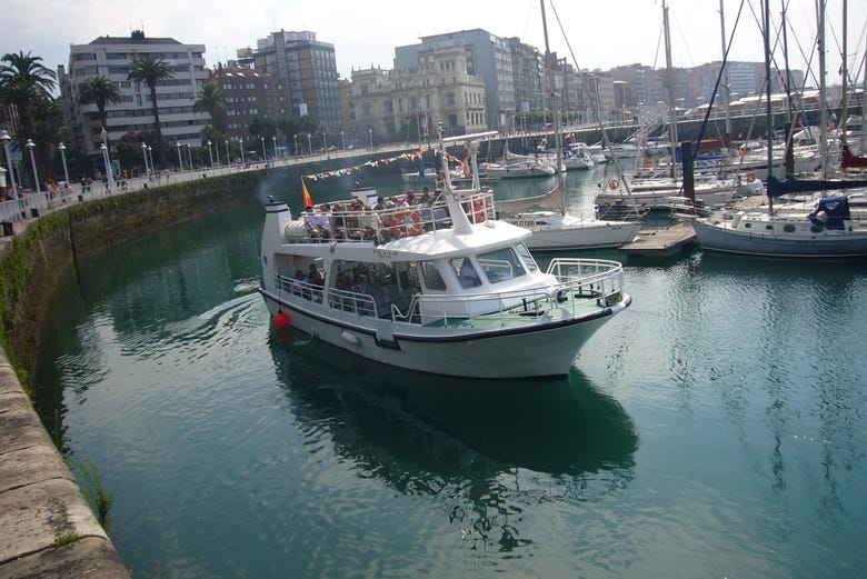 Paseo en barco por Gijón