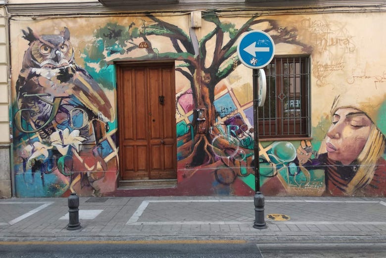 Uno de los murales del centro de Granada