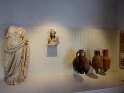 Bustos y figuras de la época romana