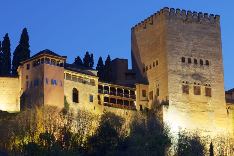 Admirando los torreones de la Alhambra de Granada