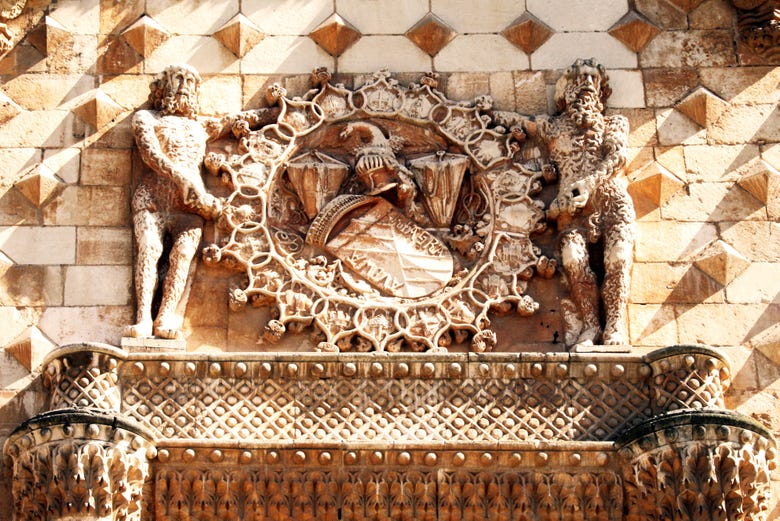 Escudo del palacio del Infantado