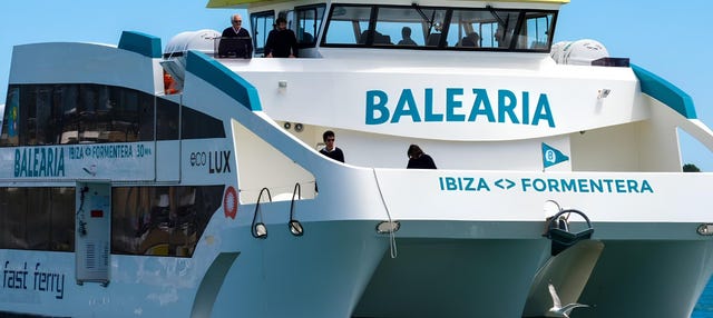 Barco a Formentera com Baleària saindo da cidade de Ibiza