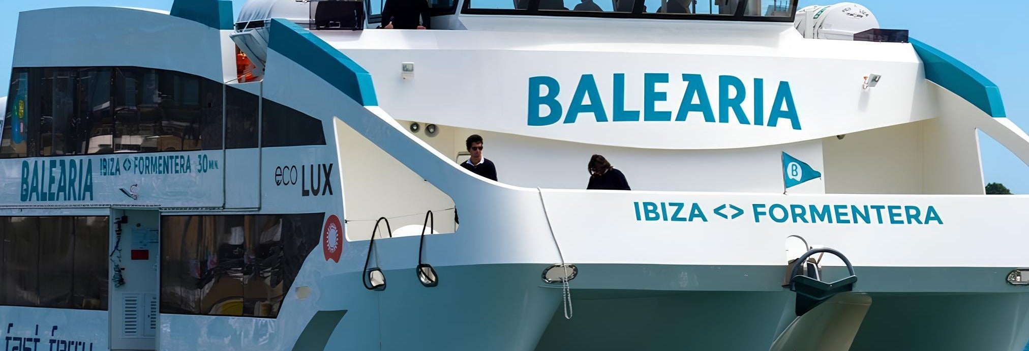 Barco a Formentera com Baleària saindo da cidade de Ibiza