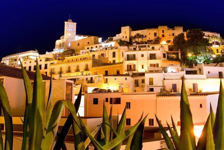 La ville d'Ibiza à la tombée de la nuit