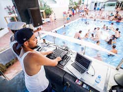 Fiesta en un beach club