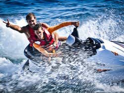 Moto de agua durante la fiesta en catamarán
