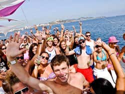 Fiesta en catamarán en Ibiza