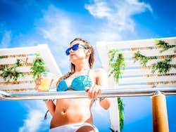 Chica en el reservado de una Boat Party