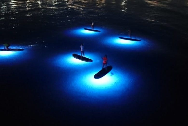 Practicando paddle surf por la noche