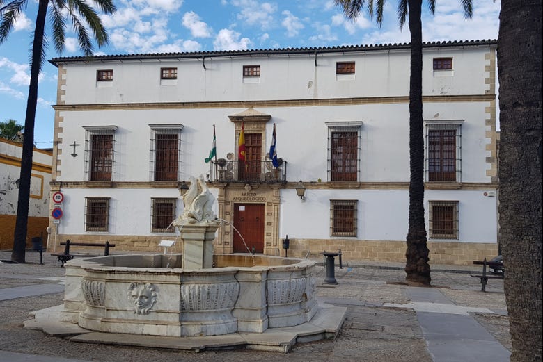 Admirando la fachada del Museo Arqueológico Municipal