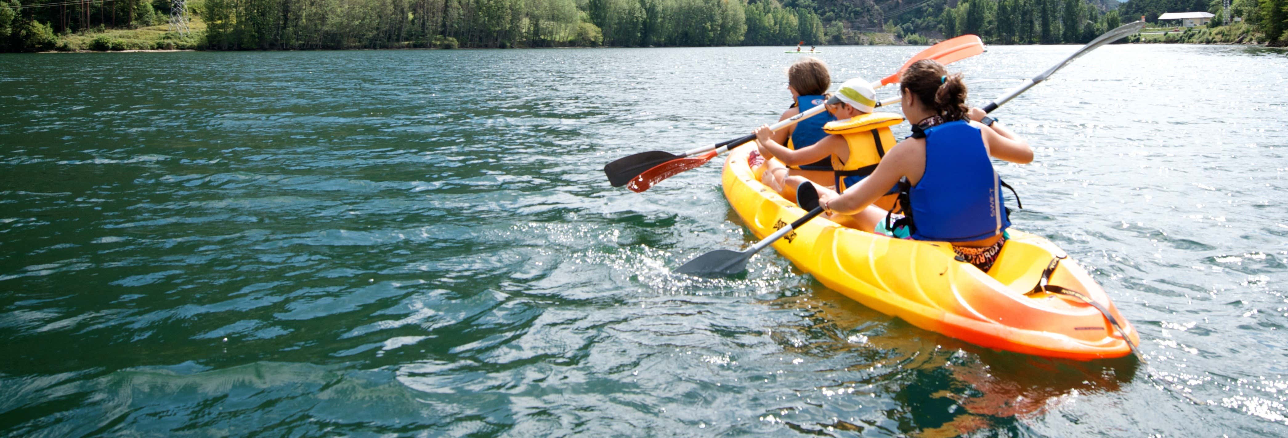 Excursión en kayak por el lago de la Torrassa desde La Guingueta d'Àneu