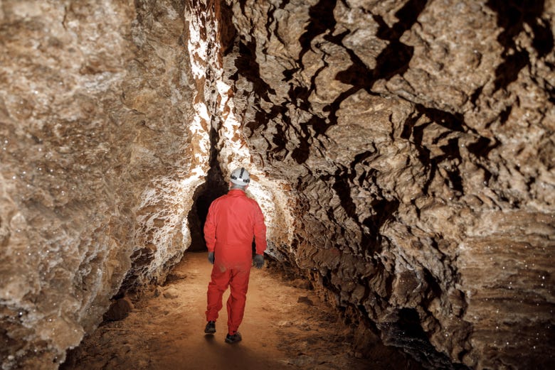 Esplorando la grotta di Tibigracias 