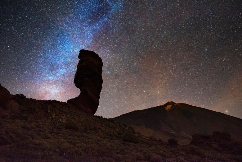 Roque Cinchado en medio de la noche estrellada