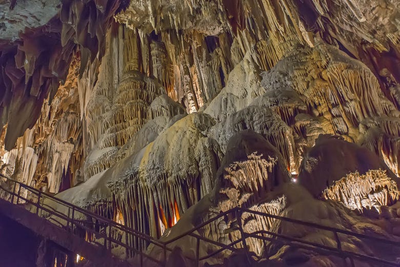 Paisagens geológicas da Cueva de Valporquero