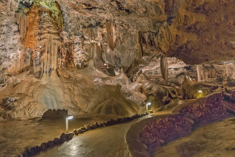 Interior da Cueva de Valporquero
