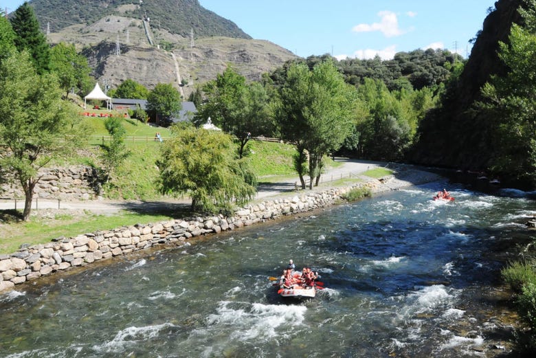 Remando no rio Noguera Pallaresa do Pireneu de Lleida