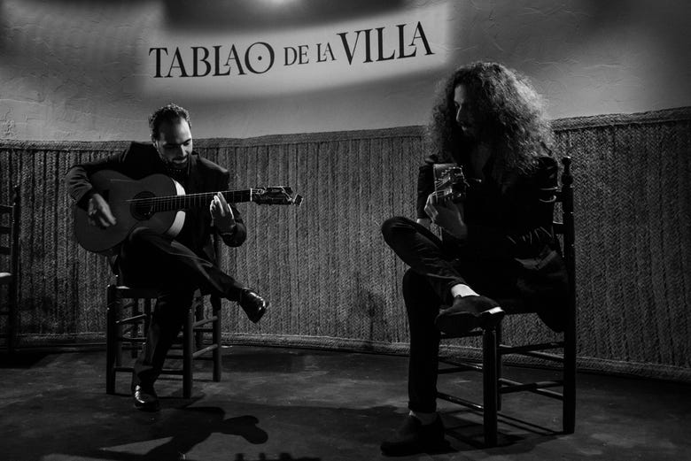 Guitarristas sobre o cenário do Tablao de la Villa