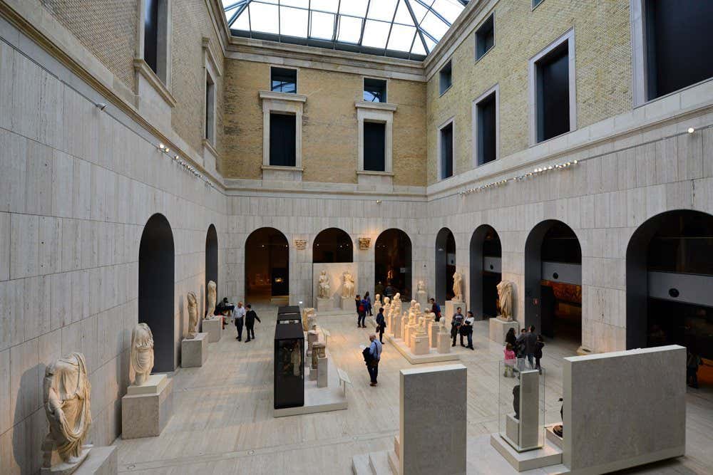 https://cdn2.civitatis.com/espana/madrid/galeria/big/museo-arqueologico-nacional-interior.jpg