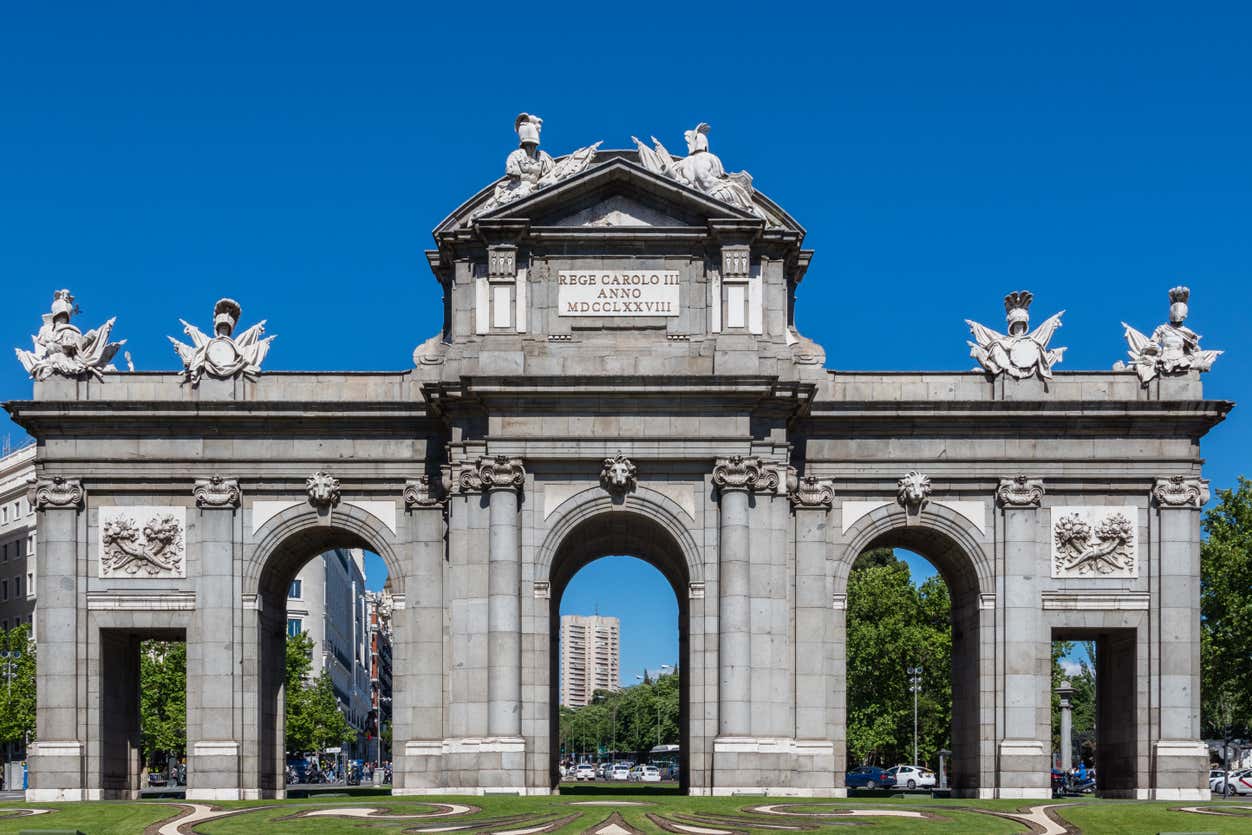 https://cdn2.civitatis.com/espana/madrid/galeria/big/puerta-alcala.jpg
