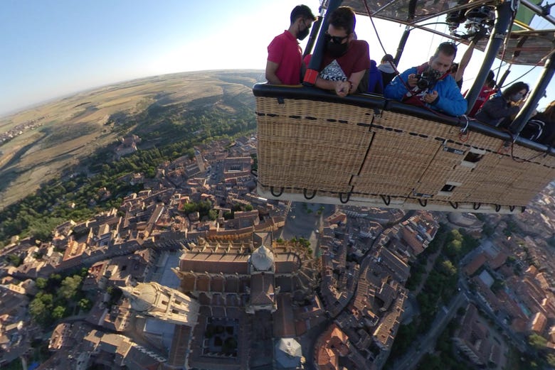 Disfrutando del vuelo en globo por Segovia