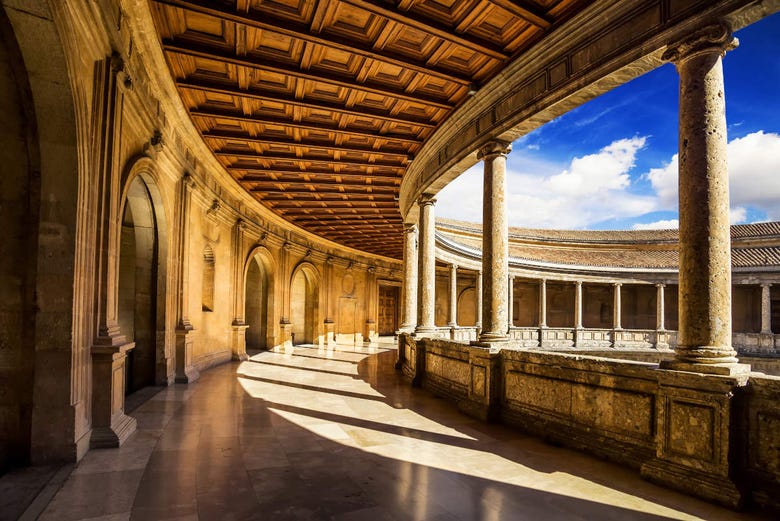 Patio Carlos V en la Alhambra de Granada