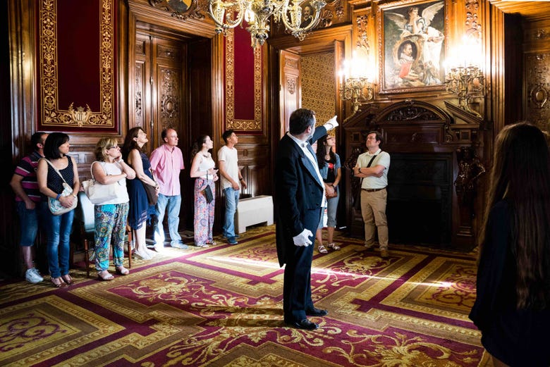 Un momento de la visita teatralizada al Palacio de Linares