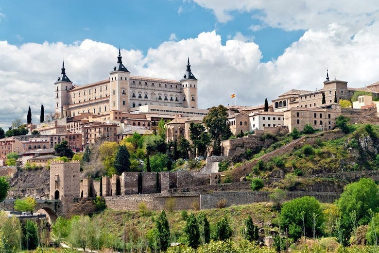 Admirando el Alcázar de Toledo