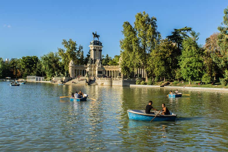 Vista del estanque en Parque del Retiro