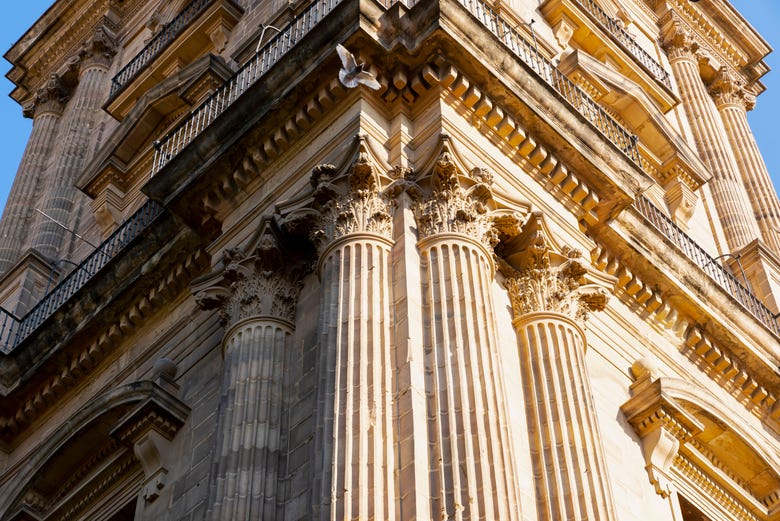 Detalles de la fachada de la catedral de Málaga