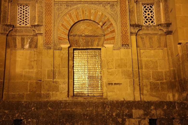 Admirando la Mezquita de Córdoba al caer la noche
