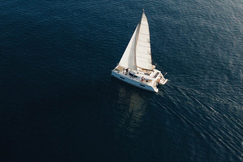 Navegando junto a la costa malagueña